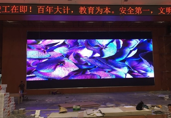 Tủ tường LED 64x48cm RoHs Màn hình Led P2 trong nhà mỏng nhất 40 Quét FCC CCC